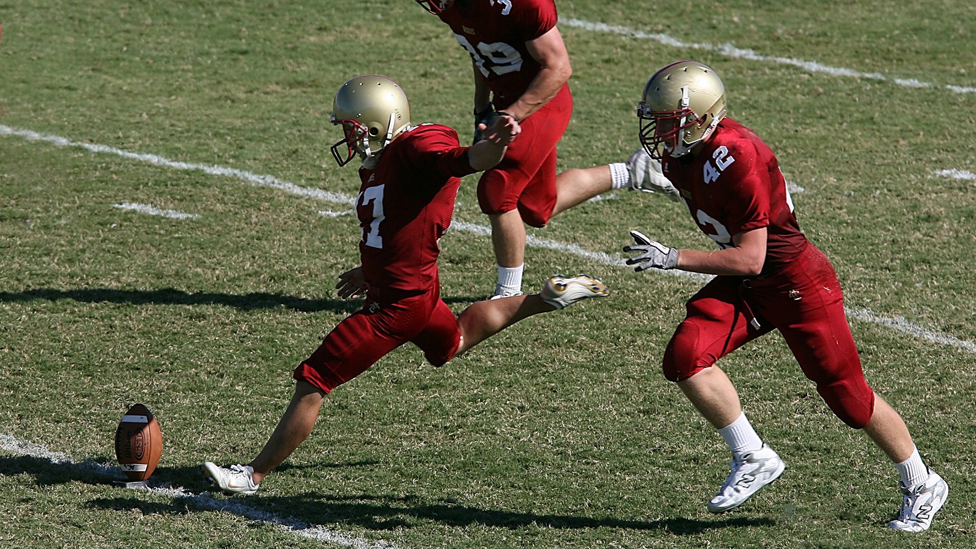 冰球联赛激战正酣，北境勇士加时赛惊险夺冠